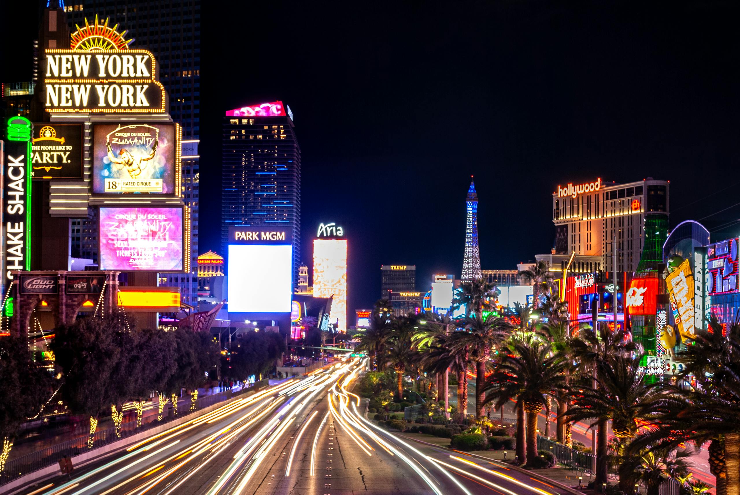 Experience the vibrant neon lights and nightlife of the iconic Las Vegas Strip at night. HRD gets you the best Las Vegas group hotel rates.
